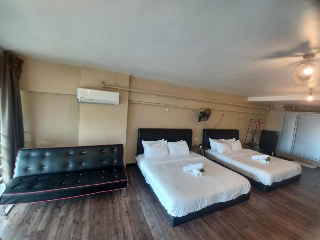 Ένα ή περισσότερα κρεβάτια σε δωμάτιο στο Duplex Apartment Near Queensbay Mall