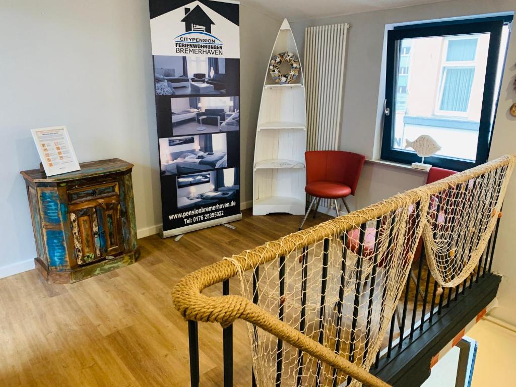 Cette chambre comprend un hamac, une table et des chaises. dans l'établissement City MARITIM Rooms, à Bremerhaven