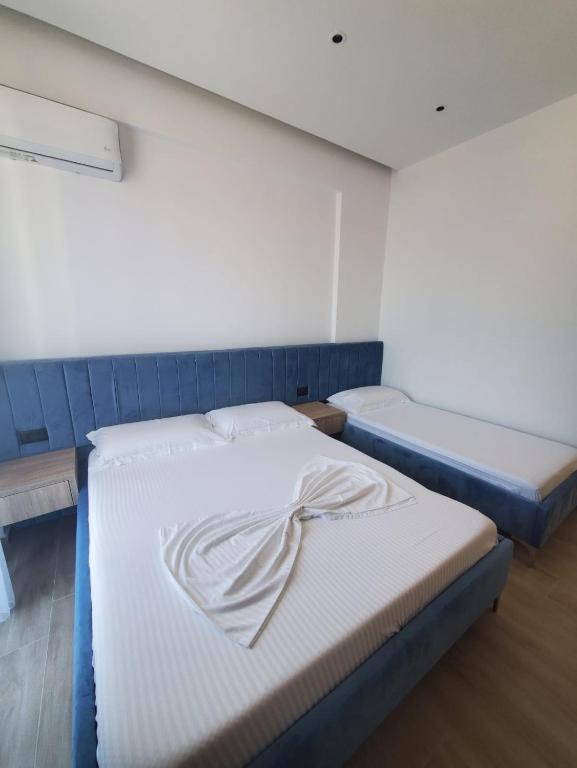 Postel nebo postele na pokoji v ubytování GL Hotel Ksamil