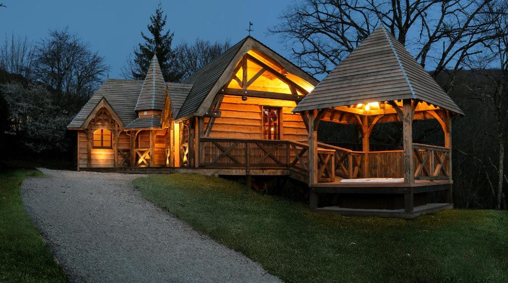 une grande cabane en bois avec un kiosque dans l'établissement Gîte de l'Hôtel Dieu, en Bourgogne, avec SPA, à La Bussière-sur-Ouche