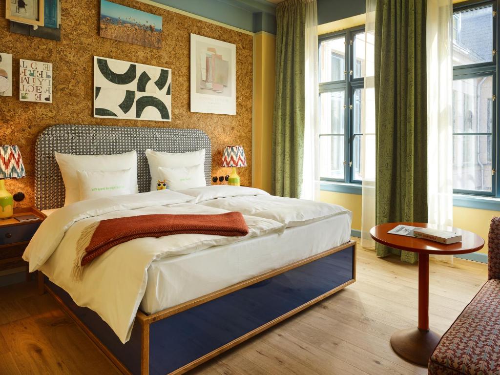 25hours Hotel Indre By房間的床