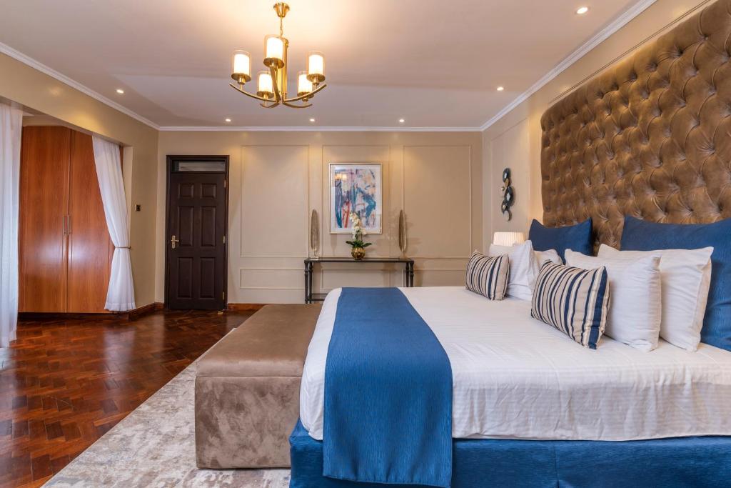 Een bed of bedden in een kamer bij Fair Acres Boutique Hotel Karen