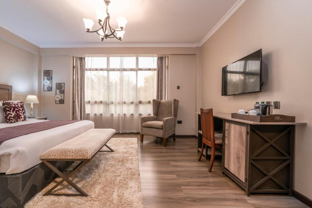 Een bed of bedden in een kamer bij Fair Acres Boutique Hotel Karen