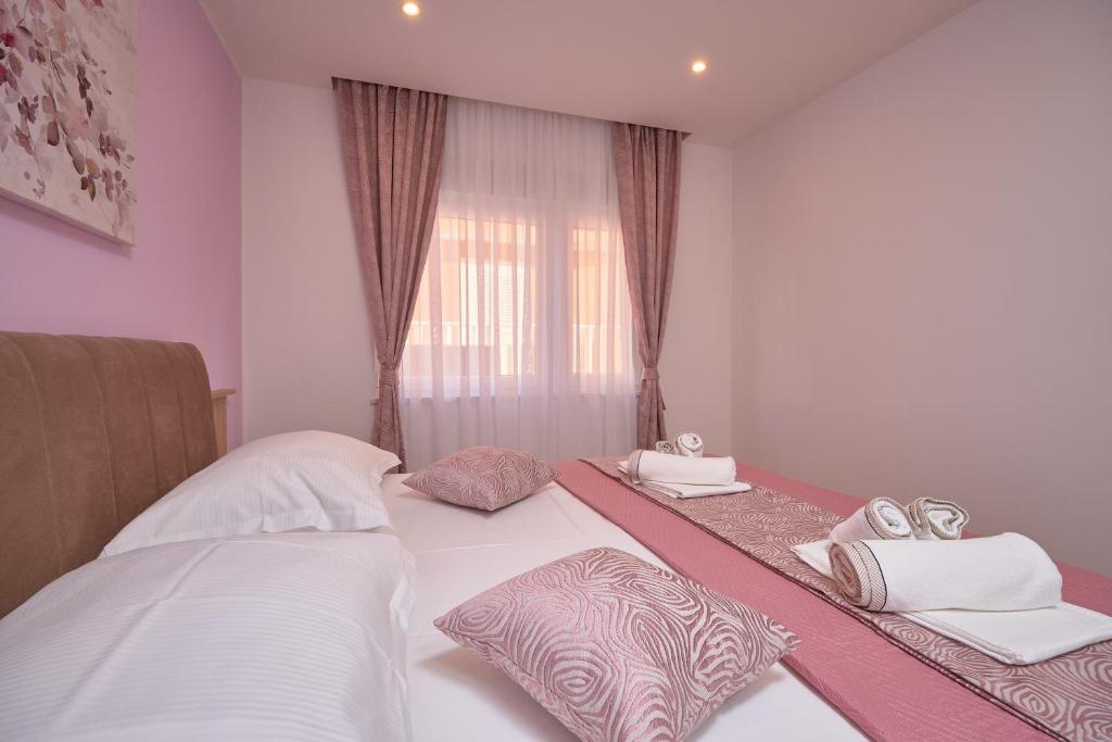 Posteľ alebo postele v izbe v ubytovaní M Entire floor in a spacious house with pool