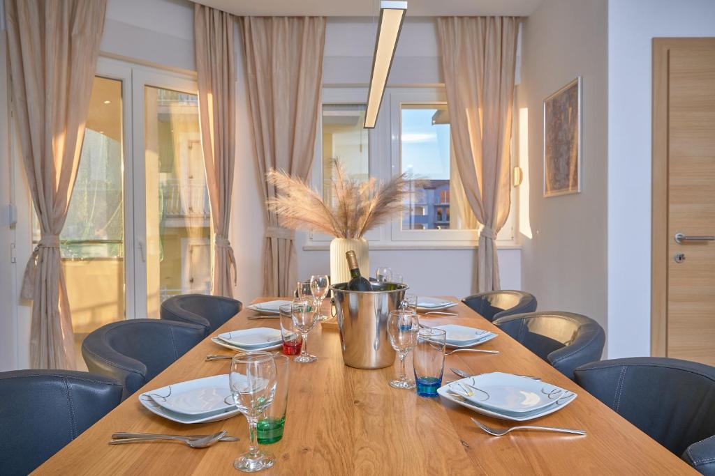 M Entire floor in a spacious house with pool