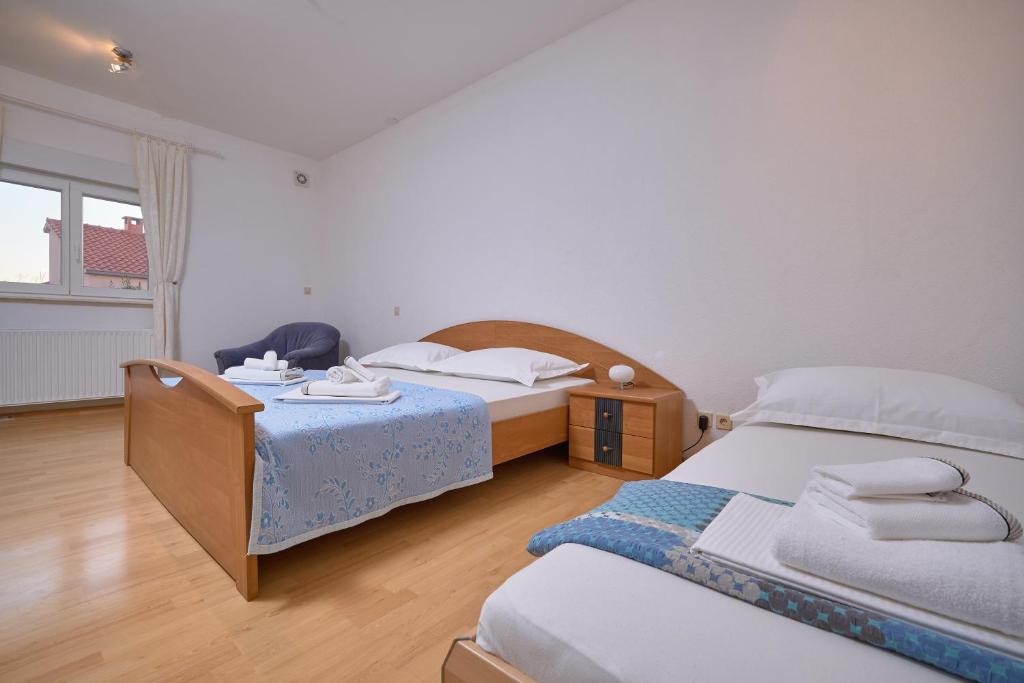 Posteľ alebo postele v izbe v ubytovaní M Entire floor in a spacious house with pool