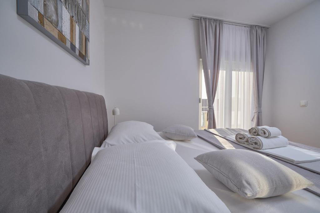 Posteľ alebo postele v izbe v ubytovaní M Entire floor in a spacious house with pool