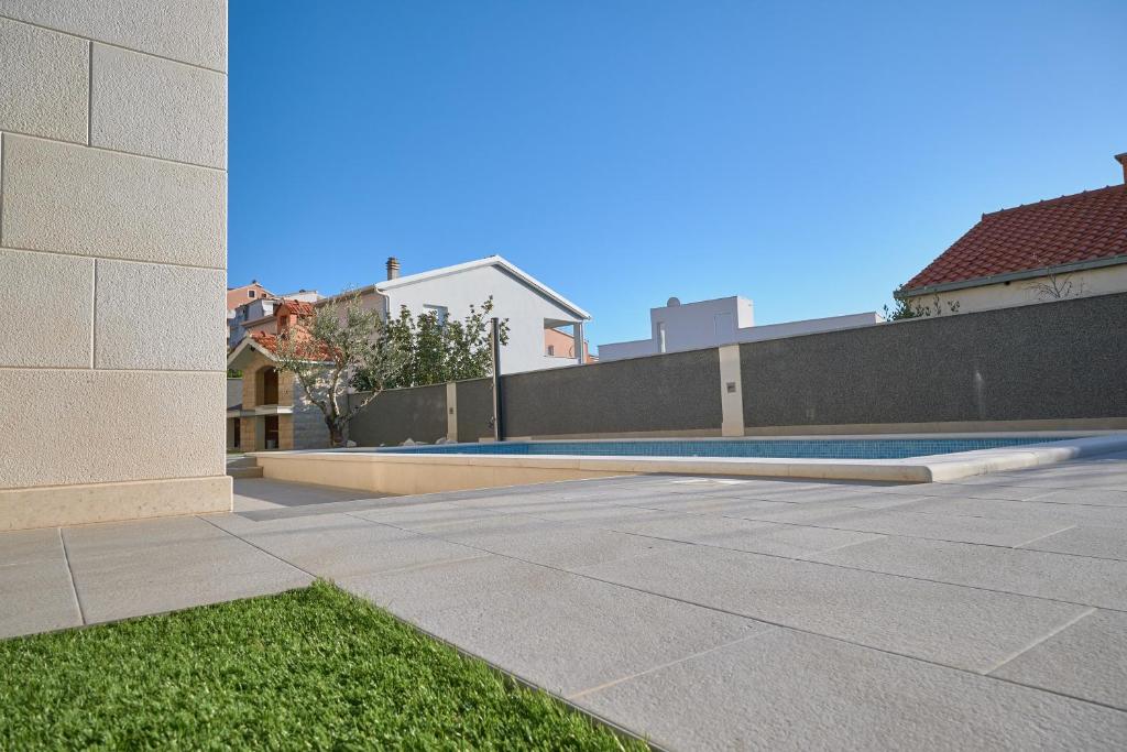 Bazén v ubytovaní M Entire floor in a spacious house with pool alebo v jeho blízkosti