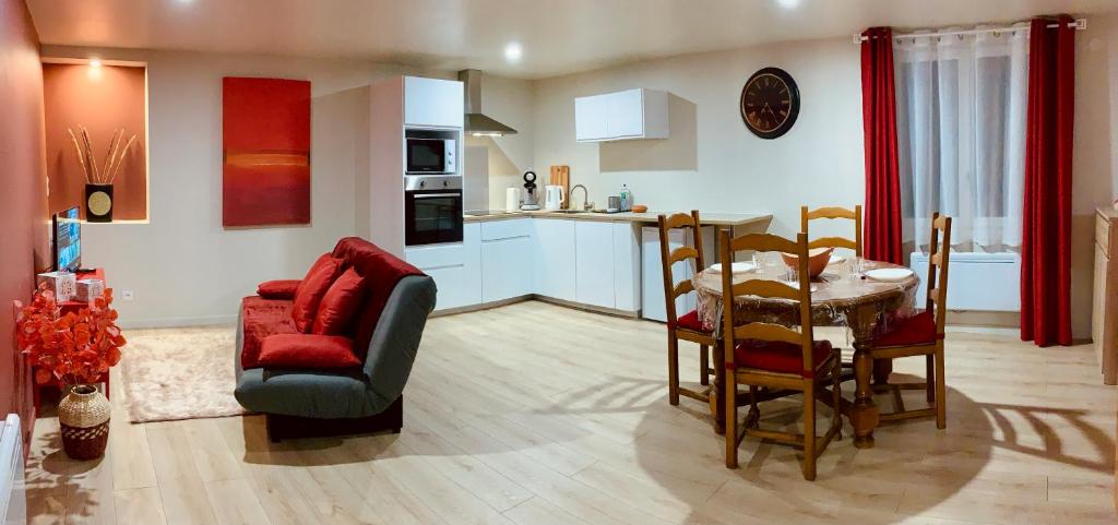 a kitchen and dining room with a table and a chair at Gignac - Superbe cocon indépendant avec balnéo et jardin in Gignac