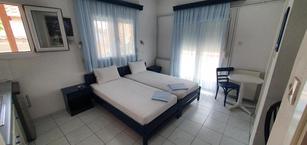 Un pat sau paturi într-o cameră la Toula's Apartments