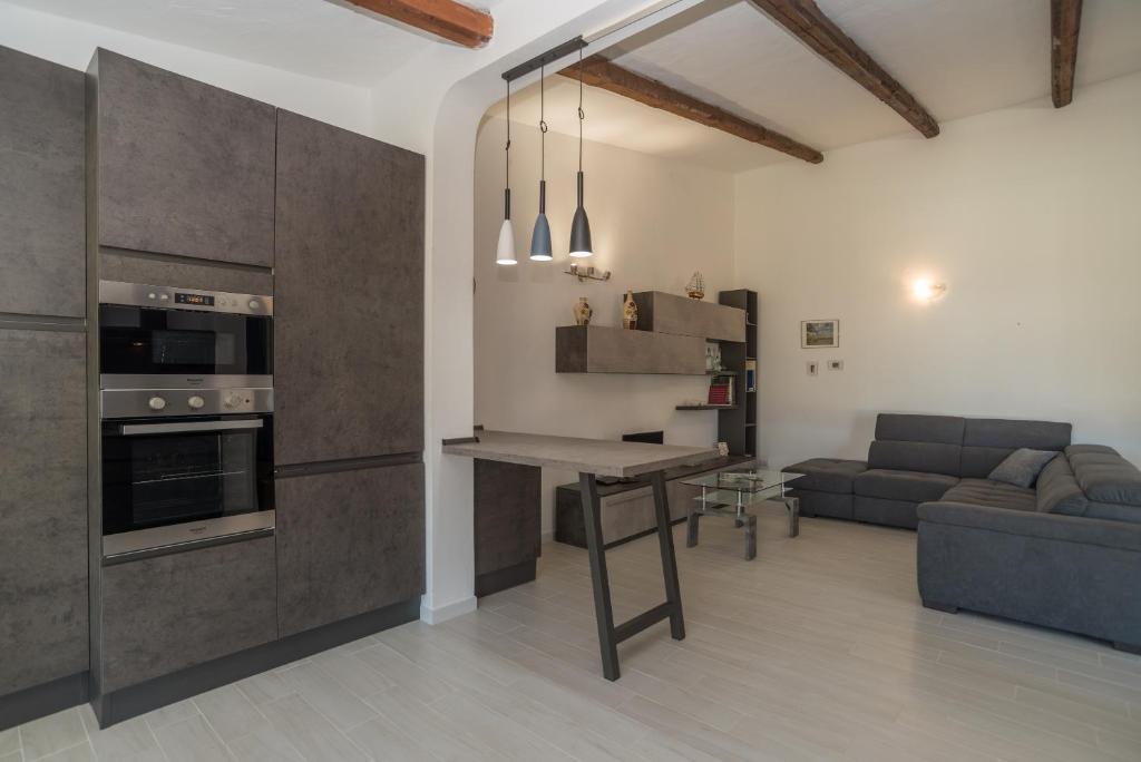A kitchen or kitchenette at Villa Marisa