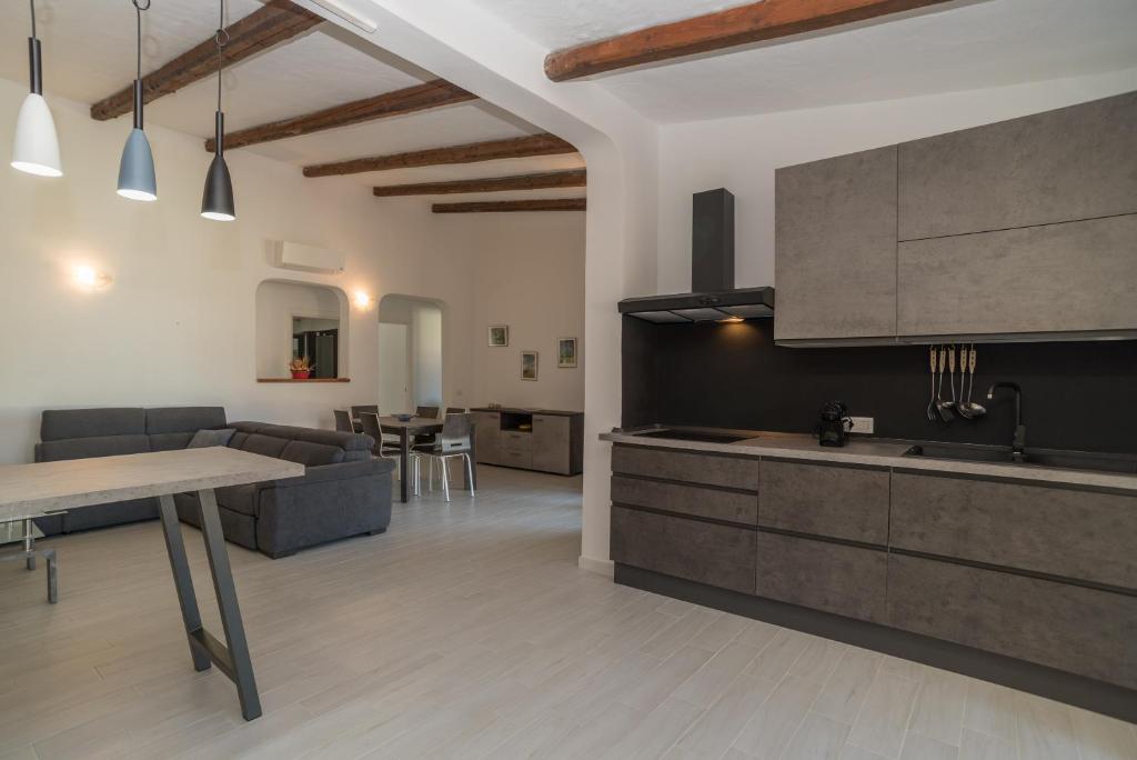 A kitchen or kitchenette at Villa Marisa