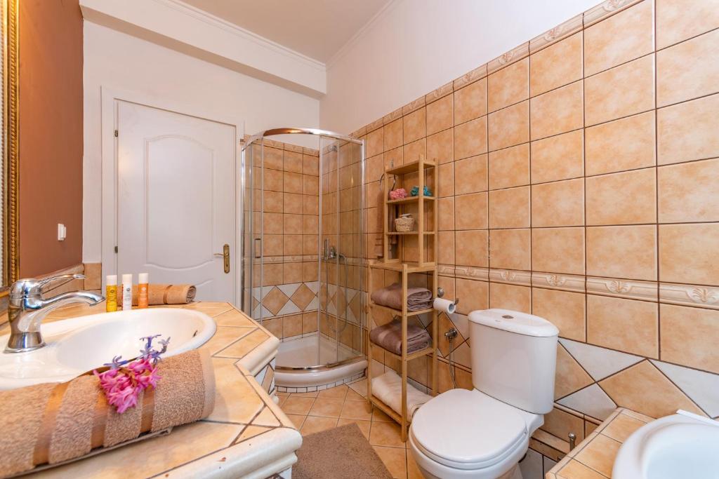 Kúpeľňa v ubytovaní Riverside City Villa Corfu