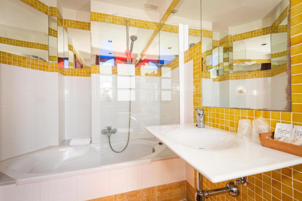 A bathroom at Hotel Castillo de Gauzón
