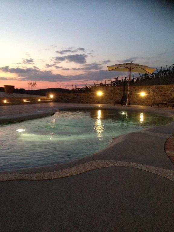 Bazén v ubytovaní Cordella in Montalcino Wine Resort alebo v jeho blízkosti