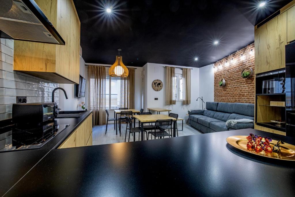 Il dispose d'une cuisine et d'un salon avec un canapé et une table. dans l'établissement ENMAYO 2021 - Dos alojamientos, à Cordoue