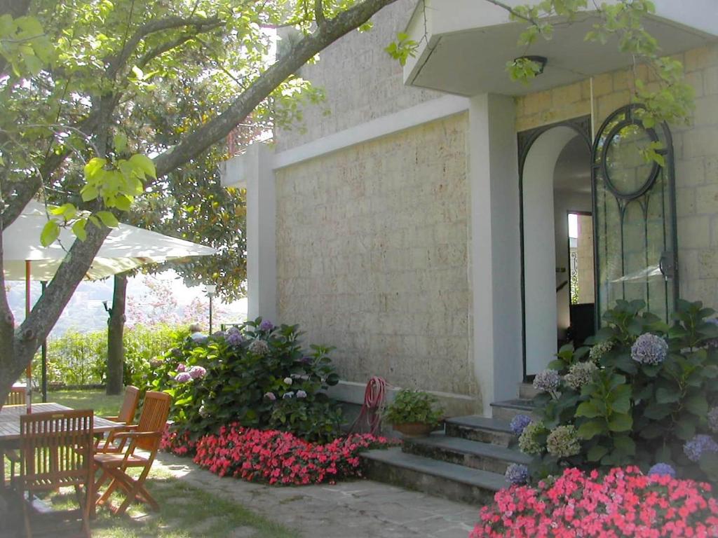 una casa con tavolo, sedie e fiori di Estate4home - Villa Adriana a Piano di Sorrento