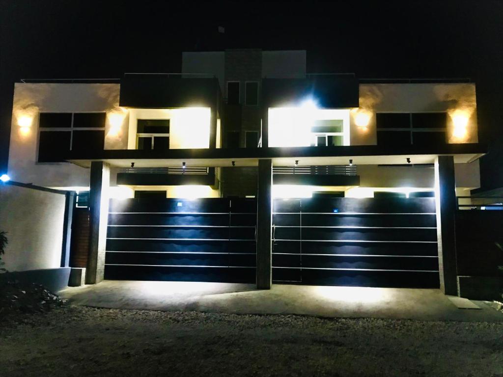 un edificio con porta del garage di notte di Résidence DORVILIER 2. a Gisenyi