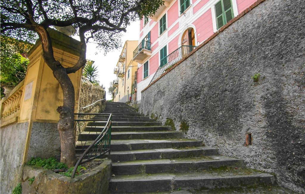 eine Treppe, die zu einem Gebäude führt in der Unterkunft Cozy Apartment In Le Grazie With Kitchen in Le Grazie