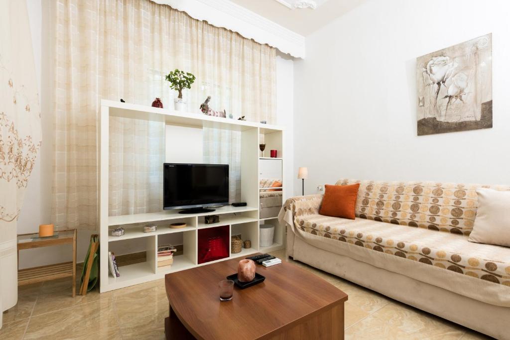 Telewizja i/lub zestaw kina domowego w obiekcie Aigli House