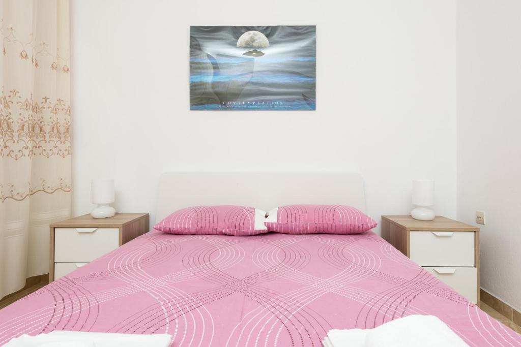 Łóżko lub łóżka w pokoju w obiekcie Aigli House