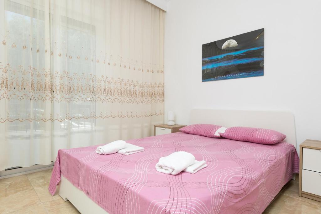 Łóżko lub łóżka w pokoju w obiekcie Aigli House