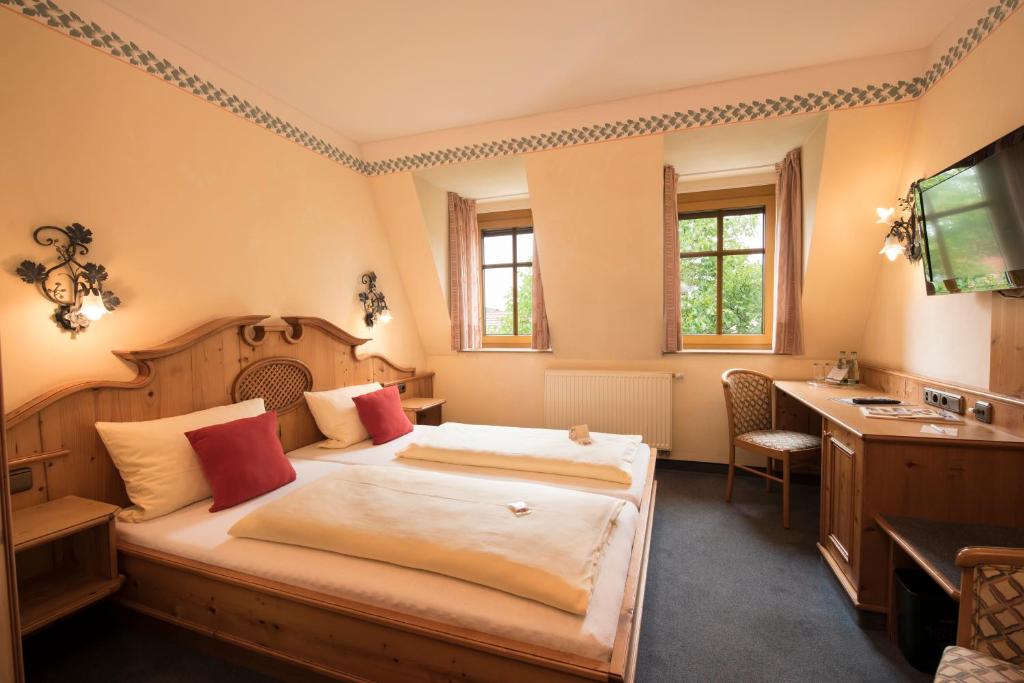 Postel nebo postele na pokoji v ubytování AKZENT Hotel Krone
