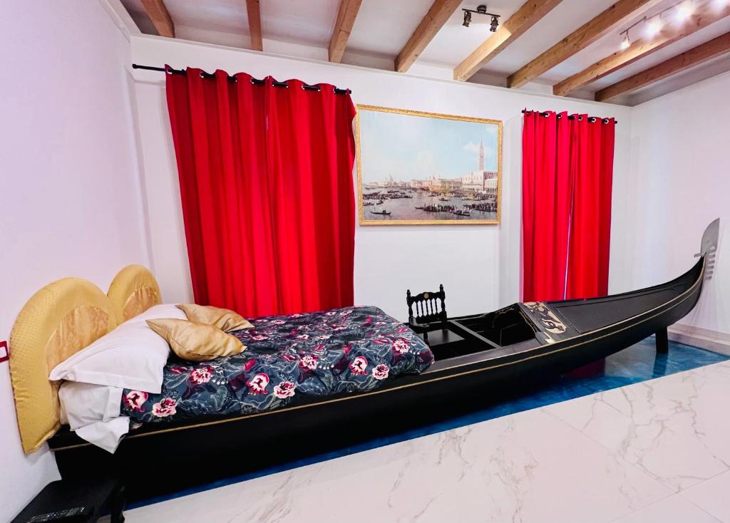 een slaapkamer met een bed en rode gordijnen bij I Grandi Maestri in Napels