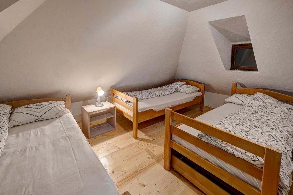 Postel nebo postele na pokoji v ubytování Zlatiborski katuni