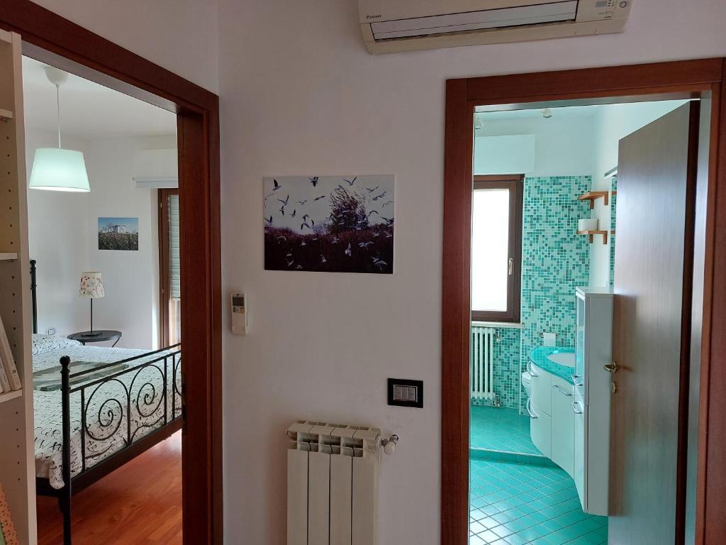 un corridoio con una camera con letto e specchio di Nico & Bea B&B a Pineto