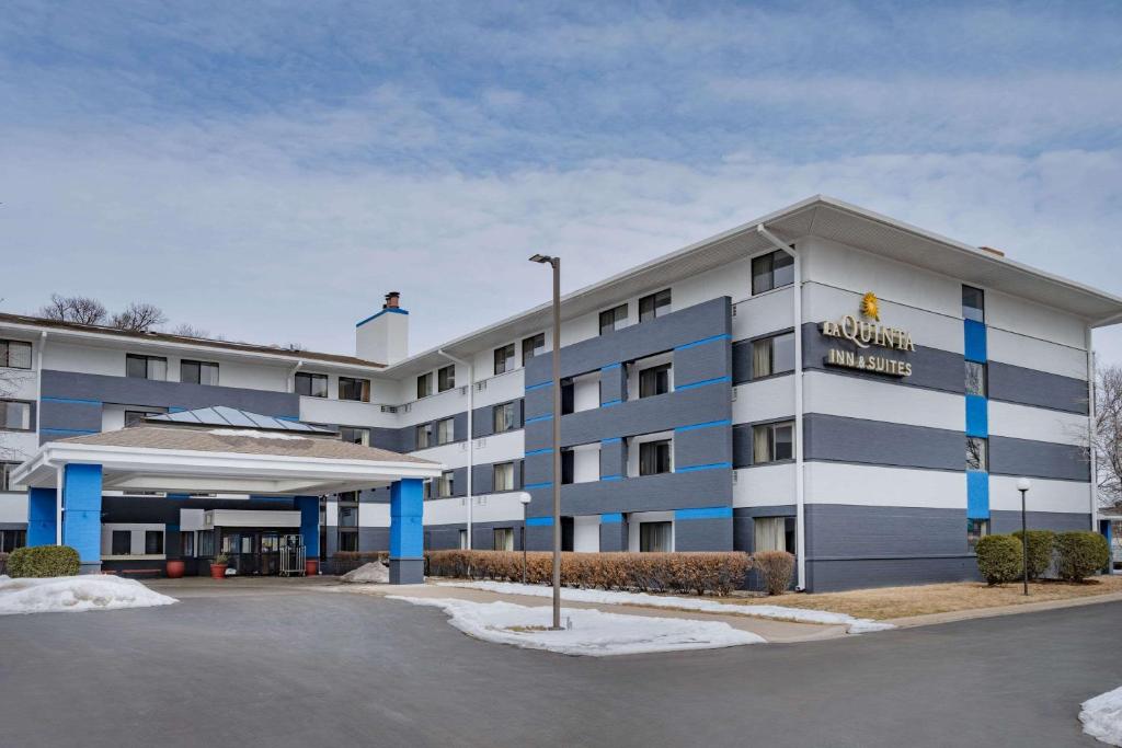 an exterior view of a hotel with a parking lot at La Quinta by Wyndham Minneapolis-Minnetonka in Minnetonka