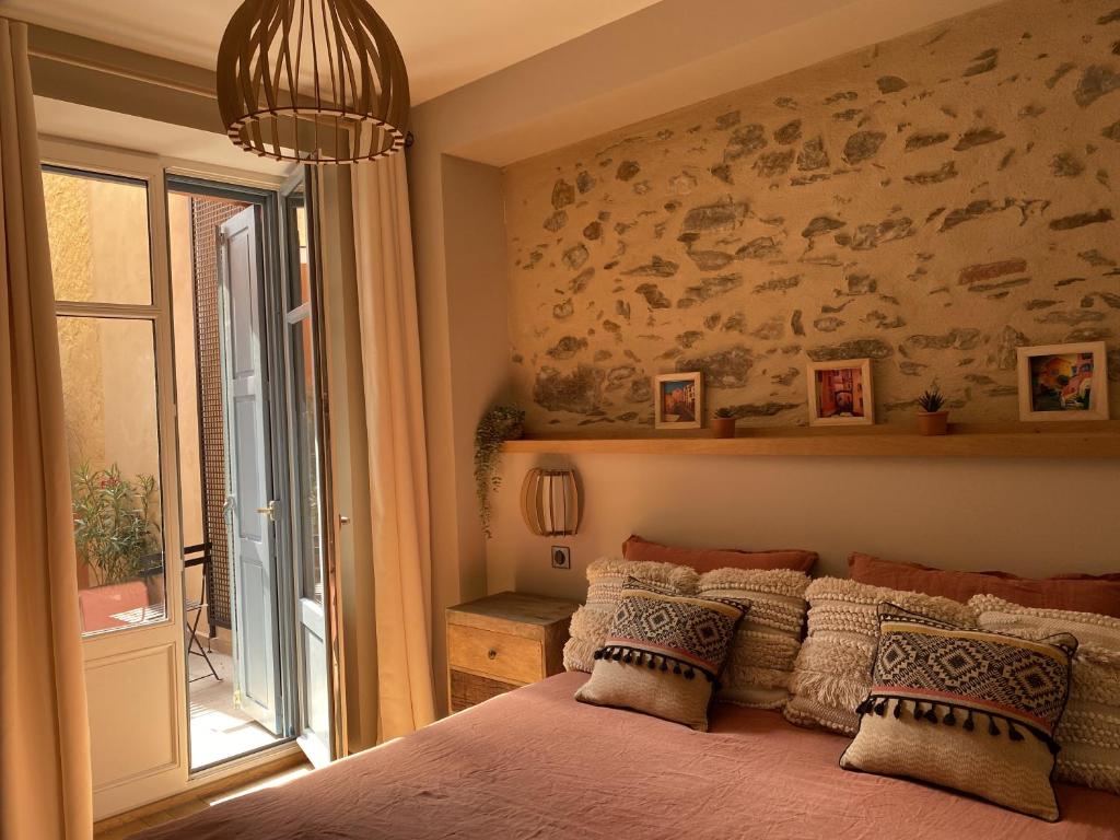 «La Calade » Villa les Glycines في كولِيور: غرفة نوم بسرير كبير ونافذة