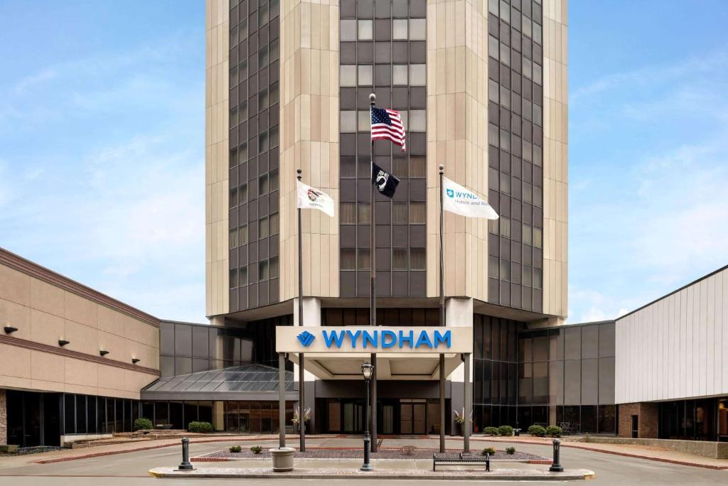 un edificio con un cartel que diga wohlmann en Wyndham Springfield City Centre en Springfield