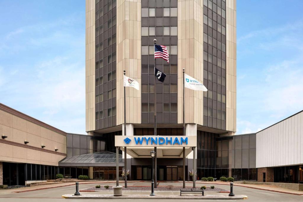 Un edificio con un cartello che dice Wohlmann di Wyndham Springfield City Centre a Springfield