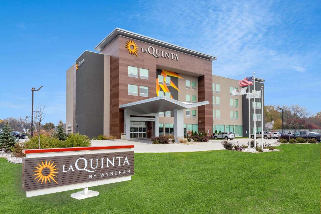 a hotel building with a sign in front of it at La Quinta Inn & Suites by Wyndham Shorewood in Shorewood