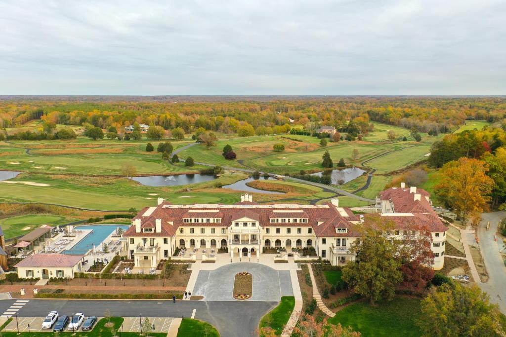 uma vista aérea de uma mansão com um campo de golfe em Keswick Hall em Charlottesville