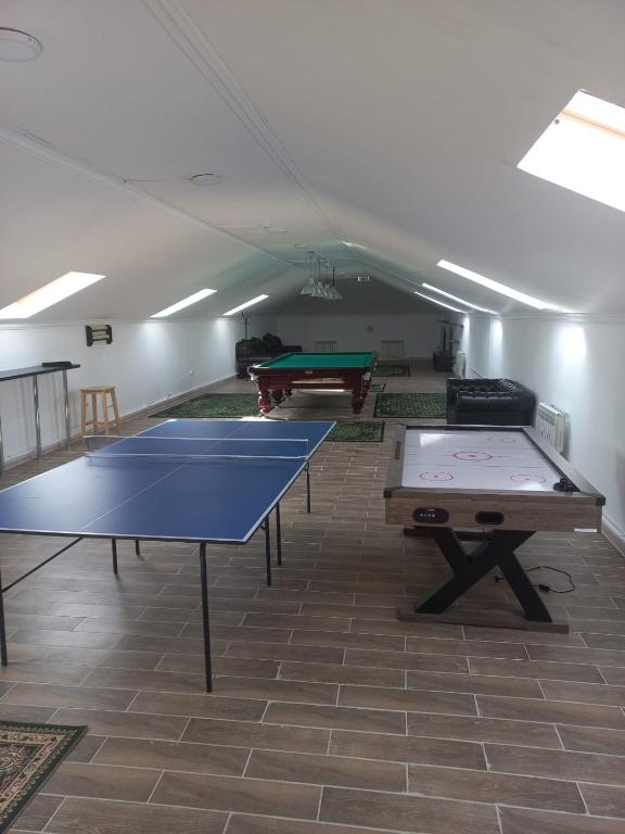 Stolní tenis v ubytování Apec Hotel nebo okolí