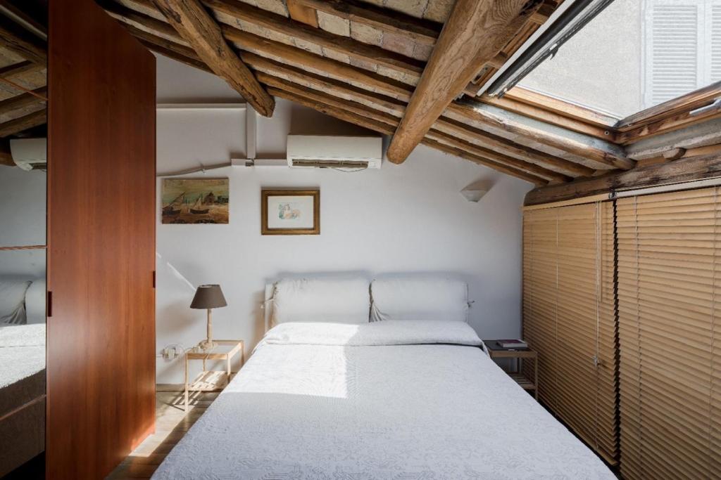 een slaapkamer met een groot bed en houten plafonds bij Monti Sweet Apartment in Rome
