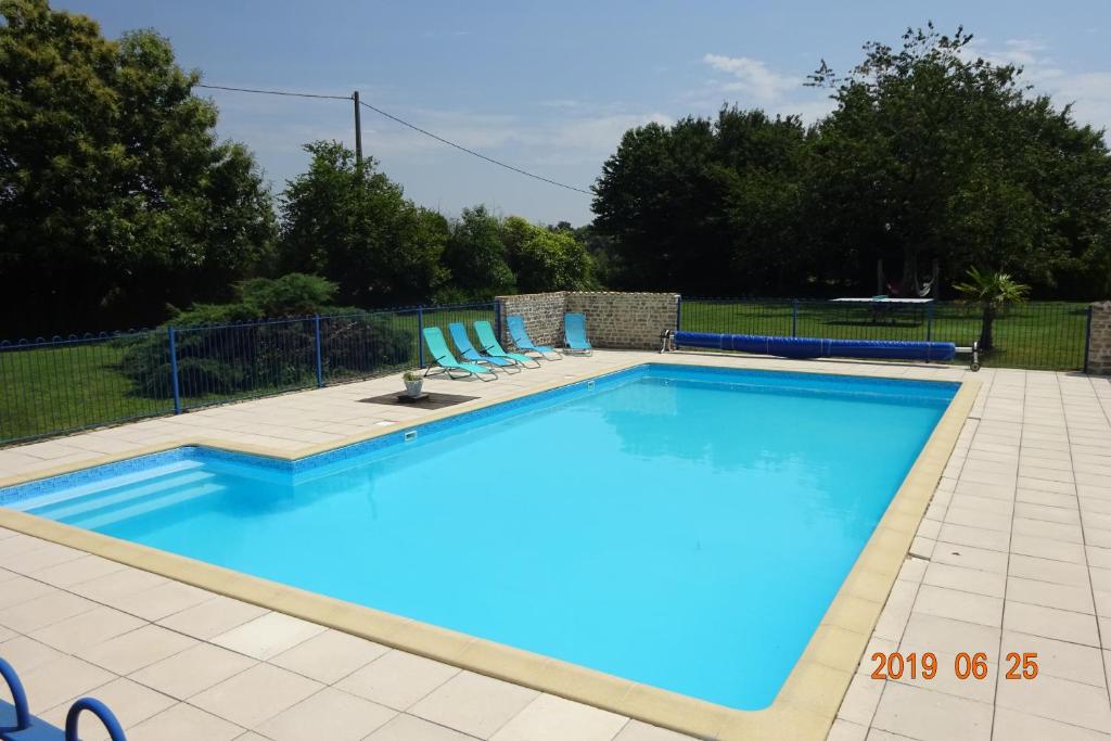 3 bedroom house for 6 people with shared pool - Housity