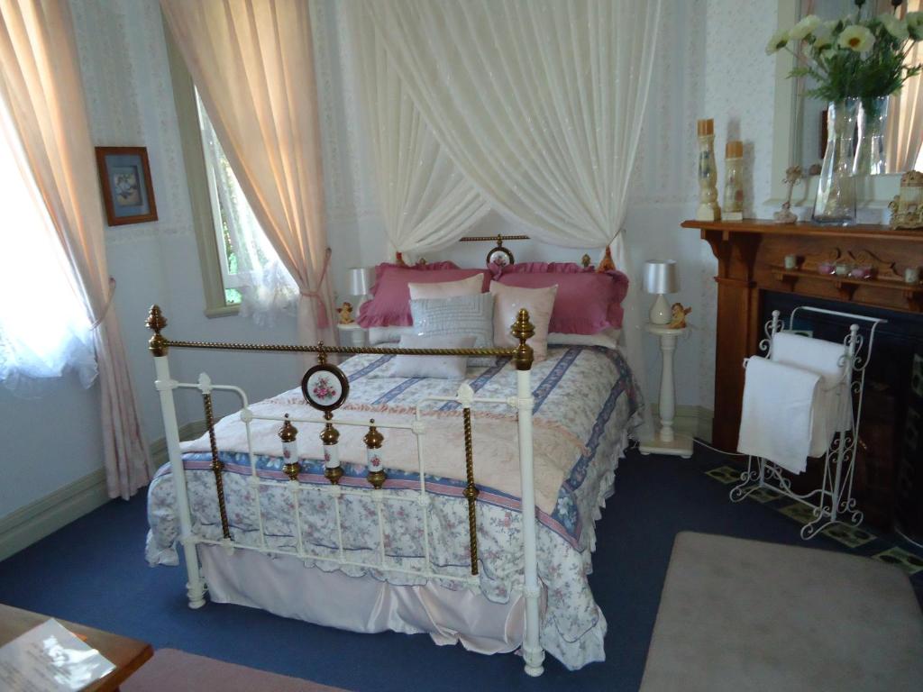 Een bed of bedden in een kamer bij Astonleigh Villa Bed & Breakfast