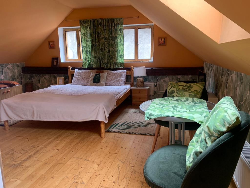 1 dormitorio con 2 camas, mesa y sillas en LOFT Natalya Gold, en Český Krumlov