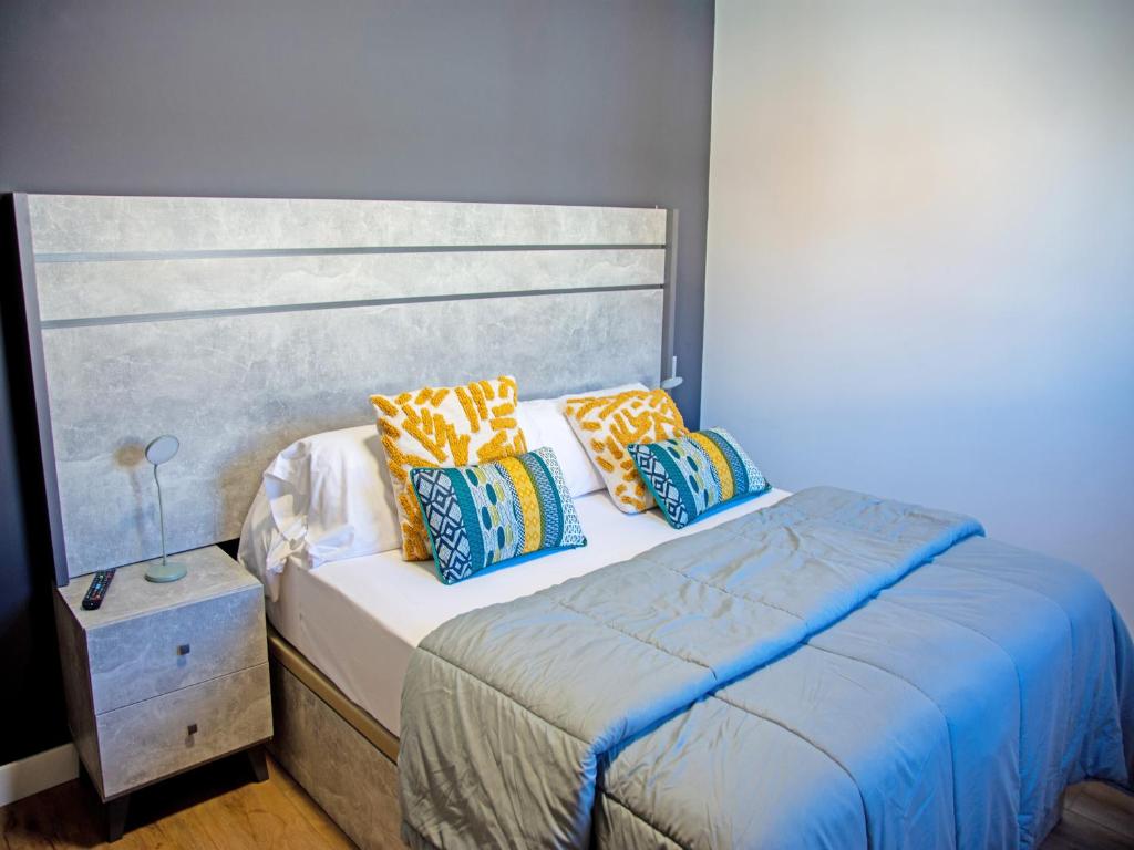 Postel nebo postele na pokoji v ubytování Apartamentos Santander Maliaño Suites 3000