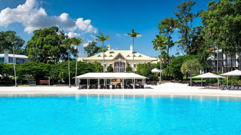 un complejo con piscina frente a un complejo en InterContinental Sanctuary Cove Resort, an IHG Hotel, en Gold Coast