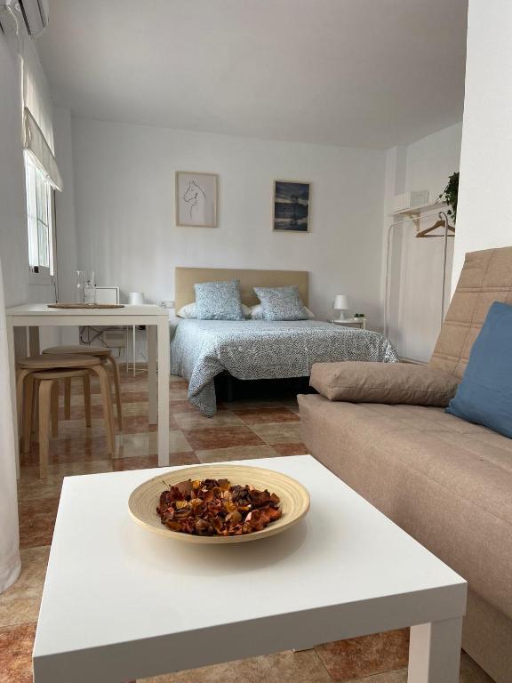 una sala de estar con un plato de comida en una mesa en Estudio Malagueño Centro 1ºB, en Málaga