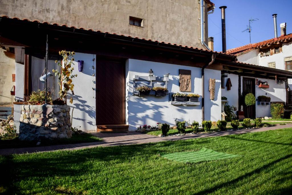Naquela Castroviejo - Housity