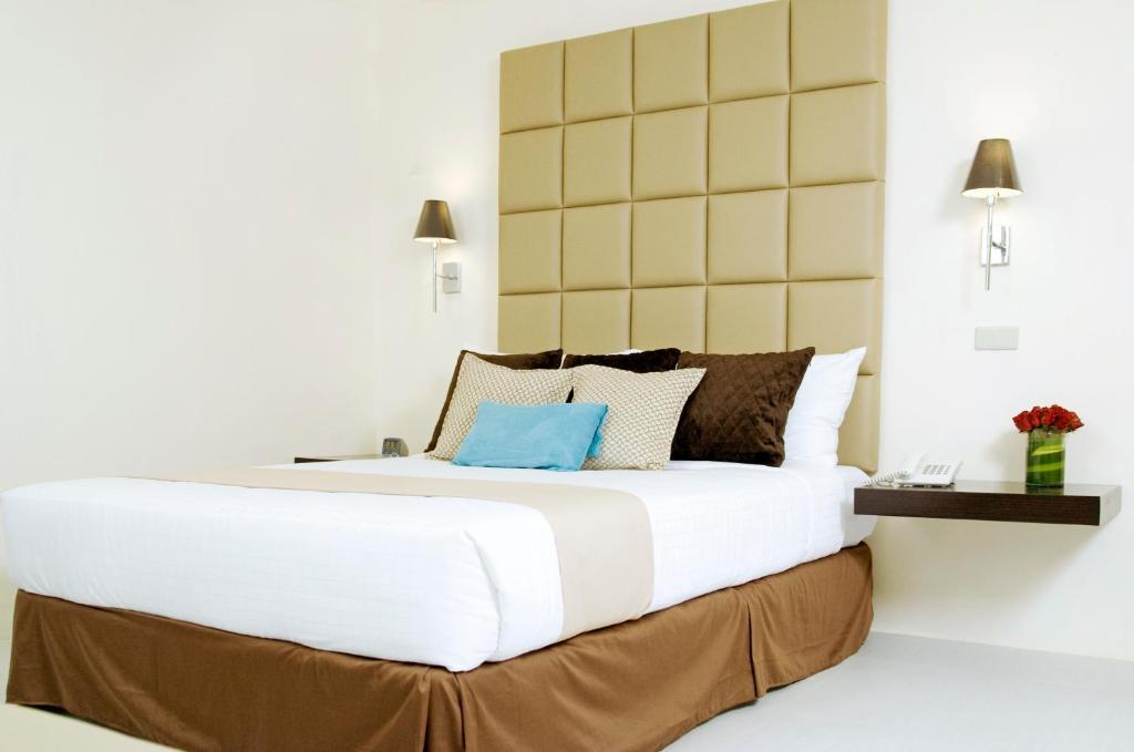 En eller flere senge i et værelse på Oracle Hotel and Residences