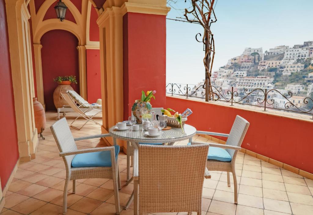 comedor con mesa y sillas y balcón en Casa Teodora - Positano, en Positano