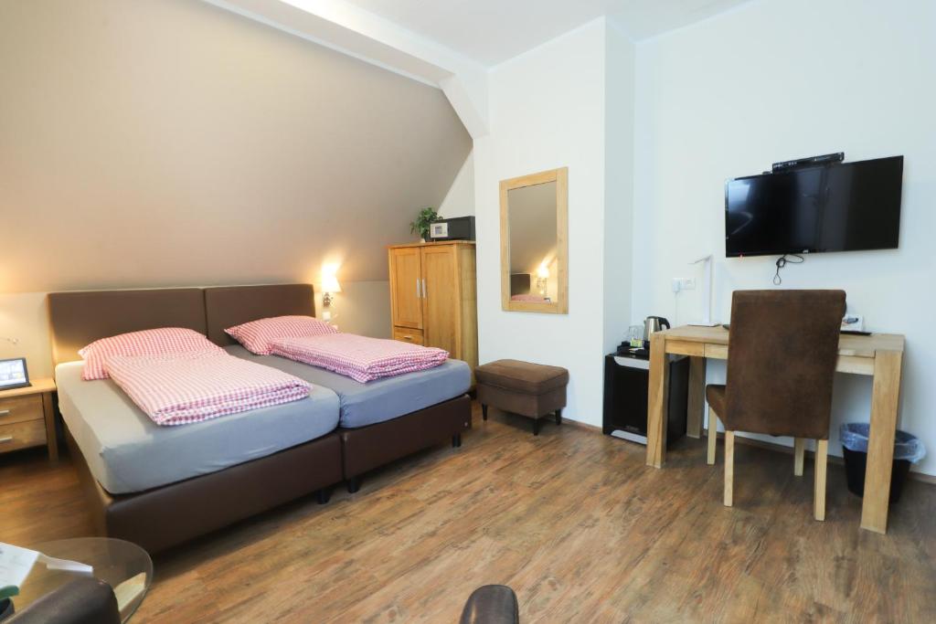 Postel nebo postele na pokoji v ubytování Hotel Am Dalwigker Tor