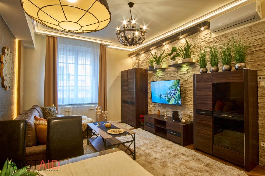 - un salon avec un canapé et une télévision dans l'établissement R7 Design Apartment - hostAID, à Budapest