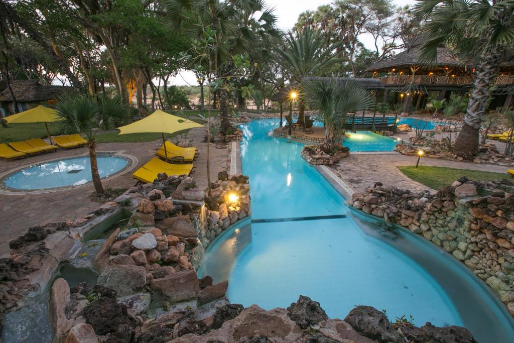 einen Pool in einem Resort mit zwei Wasserrutschen in der Unterkunft Sarova Shaba Game Lodge in Archers Post